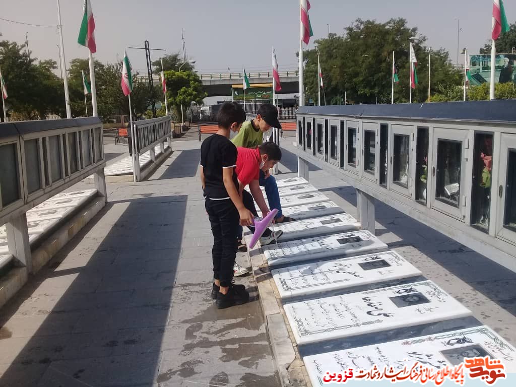 نوجوانان بسیجی مسجد ولایت گلزار شهدای قزوین را غباروبی کردند