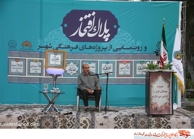 شهیدان، قهرمانان و قاریان قرآن الگوهای جامعه هستند