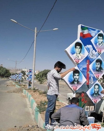 نصب تصاویر شهدای حاج عمران در بلوارهای شهرستان الیگودرز