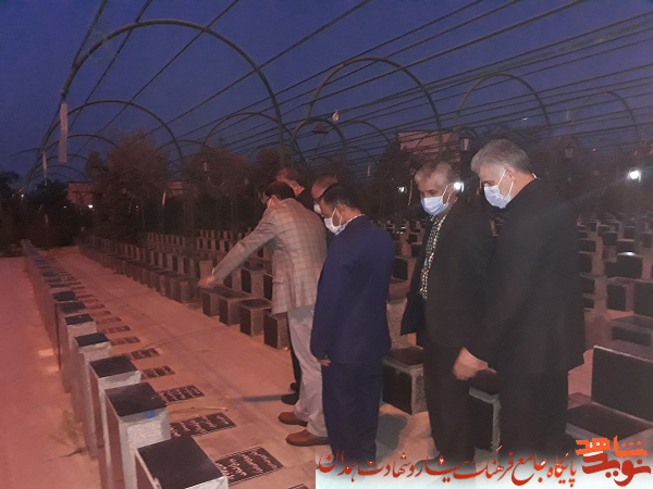 گلزار شهدای همدان با حضور معاون فرهنگی بنیاد شهید غبارروبی شد