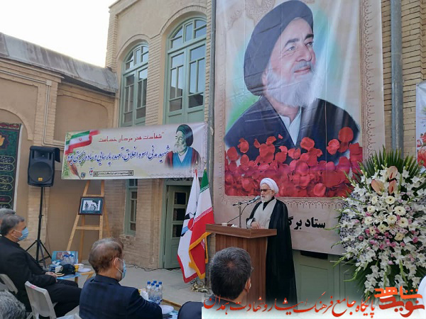 گزارش تصویری| آئین رونمایی از المان شهید مدنی در بیت ایشان