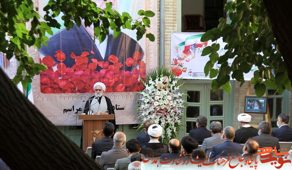 گزارش تصویری| آئین رونمایی از المان شهید مدنی در بیت ایشان