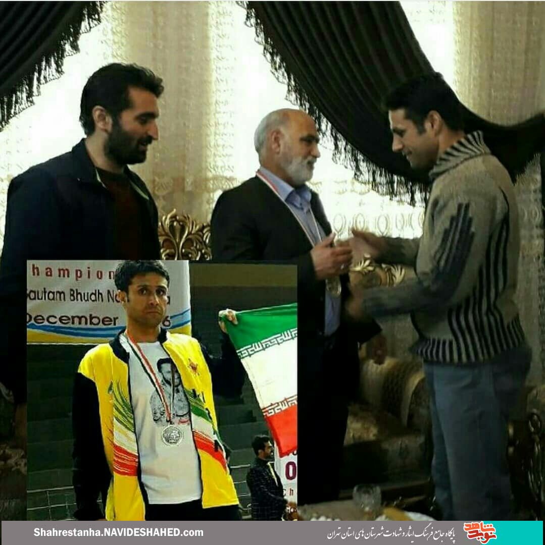 قهرمان جهان مدالش را به خانواده شهید مدافع حرم «هادی شجاع» اهدا کرد قهرمان جهان مدالش را به خانواده شهید مدافع حرم «هادی شجاع» اهدا کرد