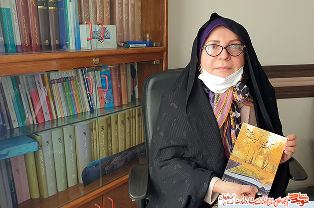 «یک شانه پر از گریه برایش دارم» را تقدیم به همسر شهیدم نمودم