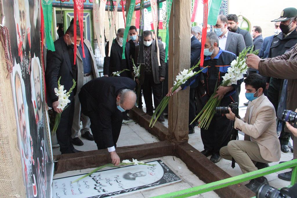 استاندار جدید البرز به مقام شهدا در امامزاده محمد کرج ادای احترام کرد