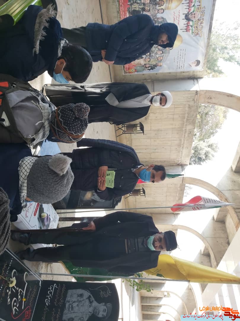 ادای احترام دانش آموزان بر سر مزار شهید «حامد جوانی» ادای احترام دانش آموزان بر سر مزار شهید «حامد جوانی»