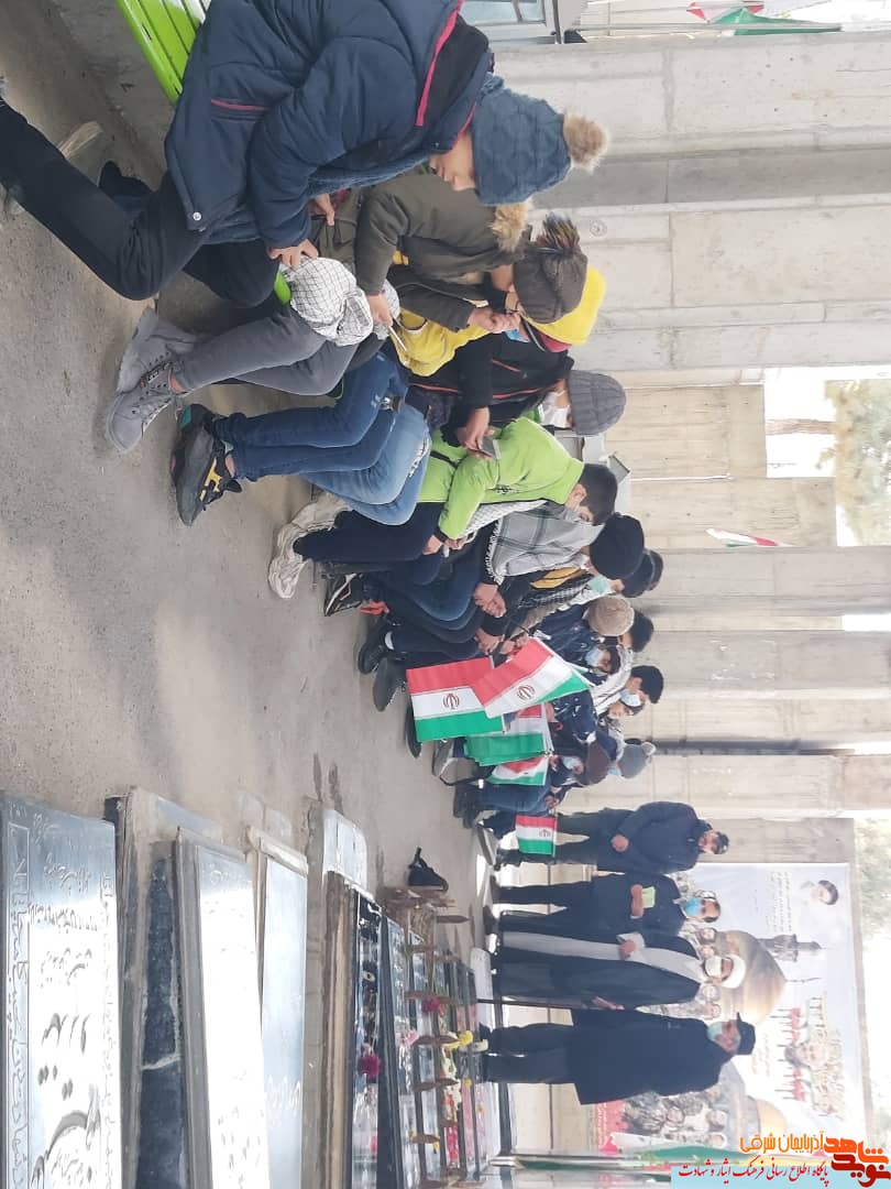 ادای احترام دانش آموزان بر سر مزار شهید «حامد جوانی» ادای احترام دانش آموزان بر سر مزار شهید «حامد جوانی»