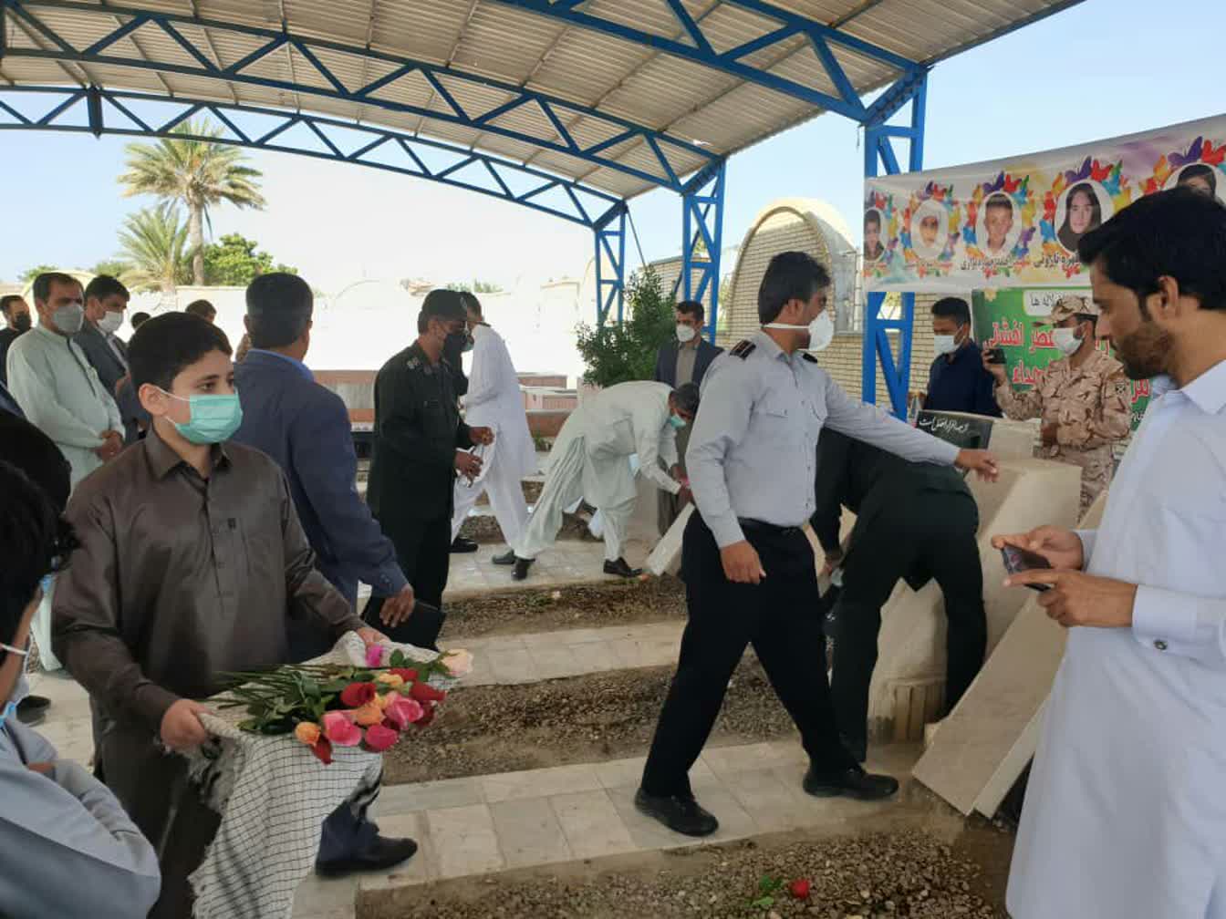 غبارروبی و عطرافشانی گلزار مطهر شهدای شهرستان چابهار