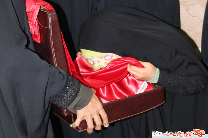 منزل شهید مدافع حرم«محمد احمدی جوان»با پرچم سرخ صاحب کربلا منور شد