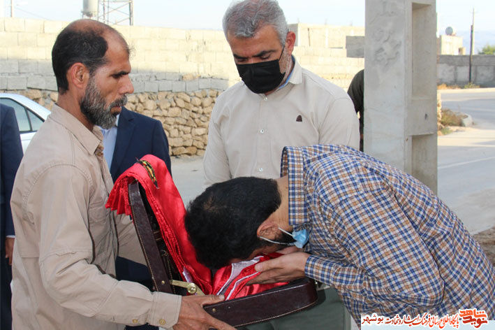 منزل شهید مدافع حرم«محمد احمدی جوان»با پرچم سرخ صاحب کربلا منور شد
