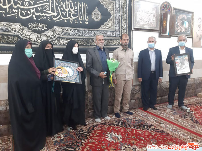 منزل شهید مدافع حرم«محمد احمدی جوان»با پرچم سرخ صاحب کربلا منور شد