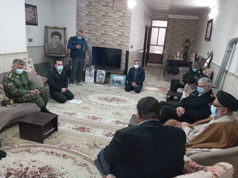 دیدار امام جمعه موقت ورامین و فرمانده نیروی انتظامی شرق استان تهران با خانواده شهید ترکاشوند
