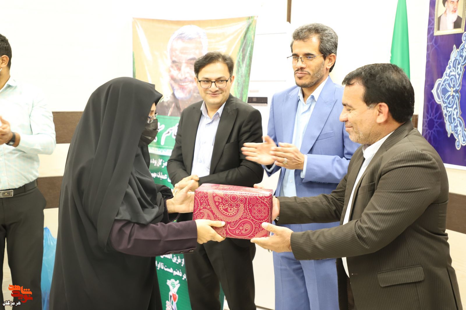 تجلیل از بانوان شاغل در بنیاد هرمزگان به مناسبت روز زن تجلیل از بانوان شاغل در بنیاد هرمزگان به مناسبت روز زن
