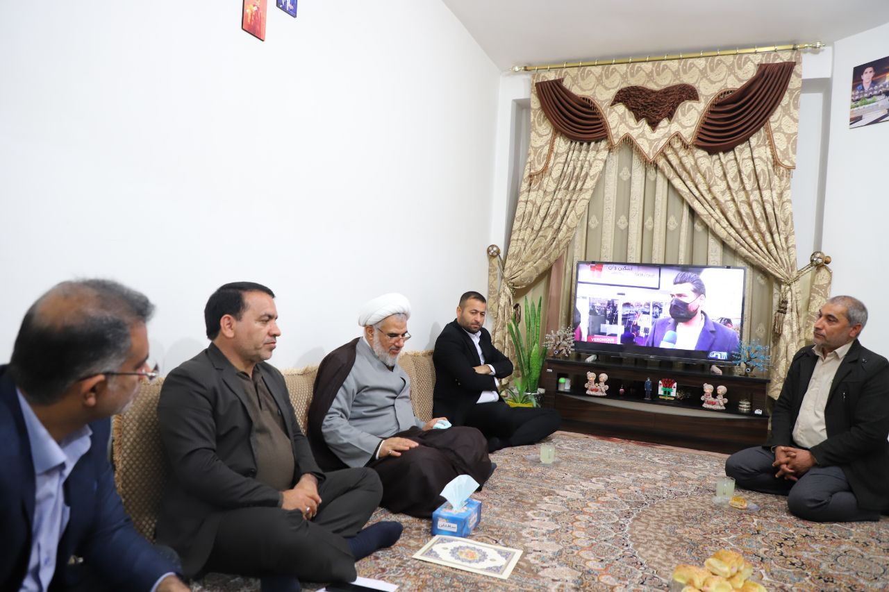 تجلیل نماینده ولی‌فقیه در هرمزگان از خانواده شاهد و ایثارگر