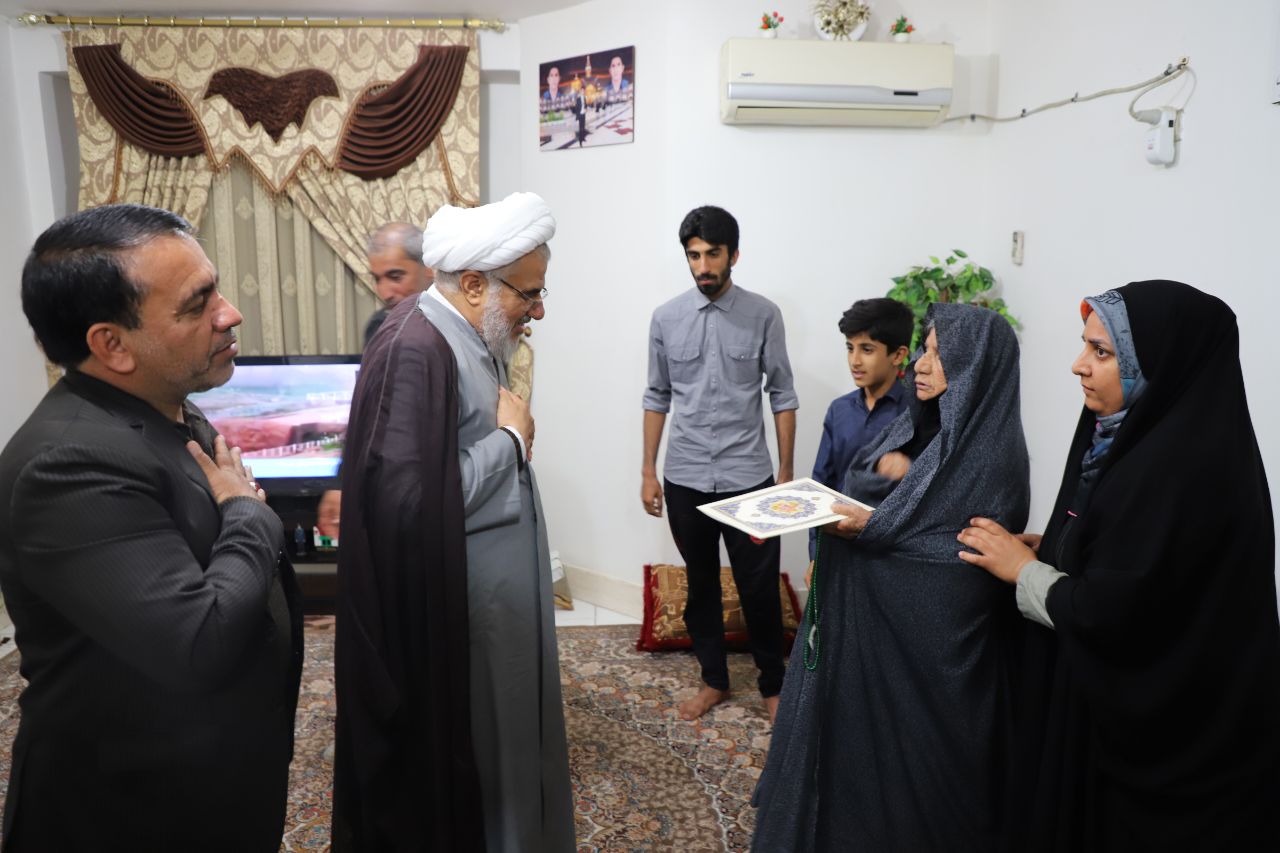 تجلیل نماینده ولی‌فقیه در هرمزگان از خانواده شاهد و ایثارگر