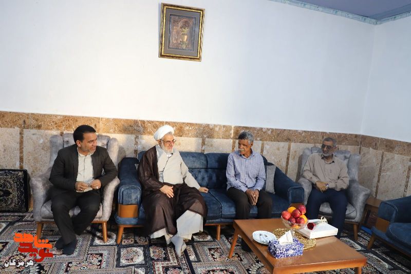 تقدیر نماینده ولی فقیه در استان هرمزگان و امام جمعه بندرعباس از جانبازان بالای ۵۰ درصد