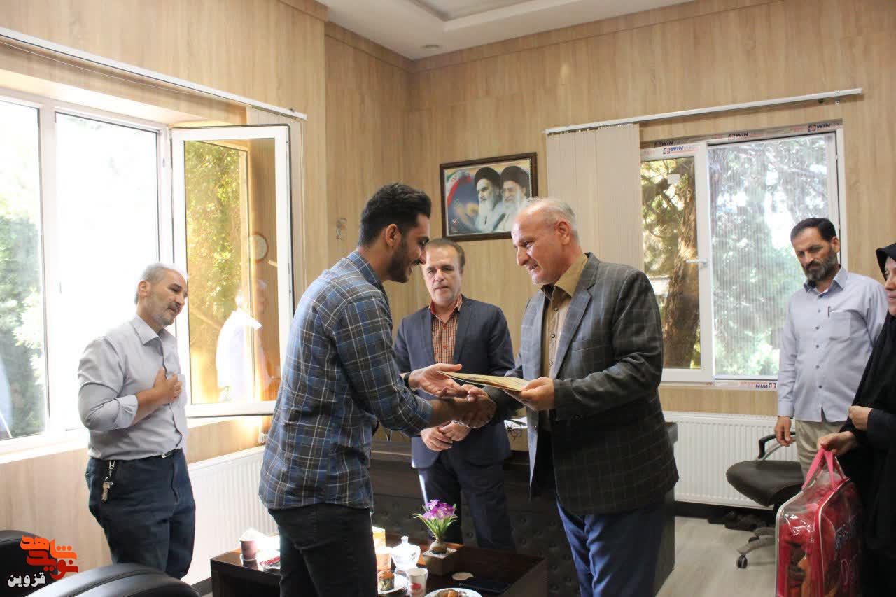 مدیرکل بنیاد قزوین از نخبه و مخترع ایثارگر، علیرضا سلمانی تجلیل کرد