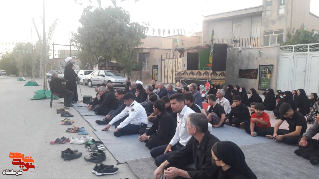مراسم زیارت عاشورا به نیابت شهدا در شهرستان گیلانغرب برگزار شد