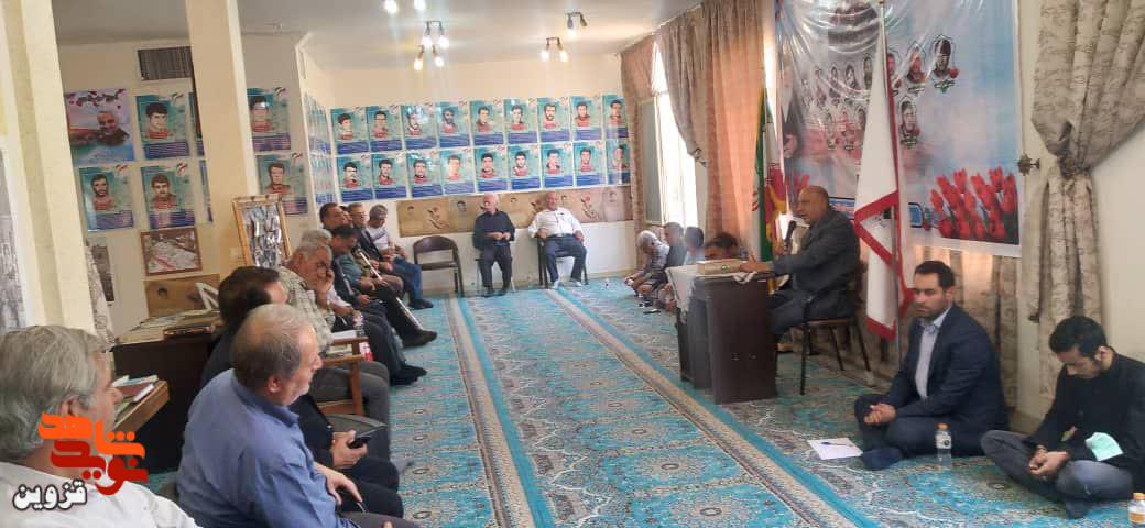 مسئولان تاکستان از آزادگان تجلیل کردند