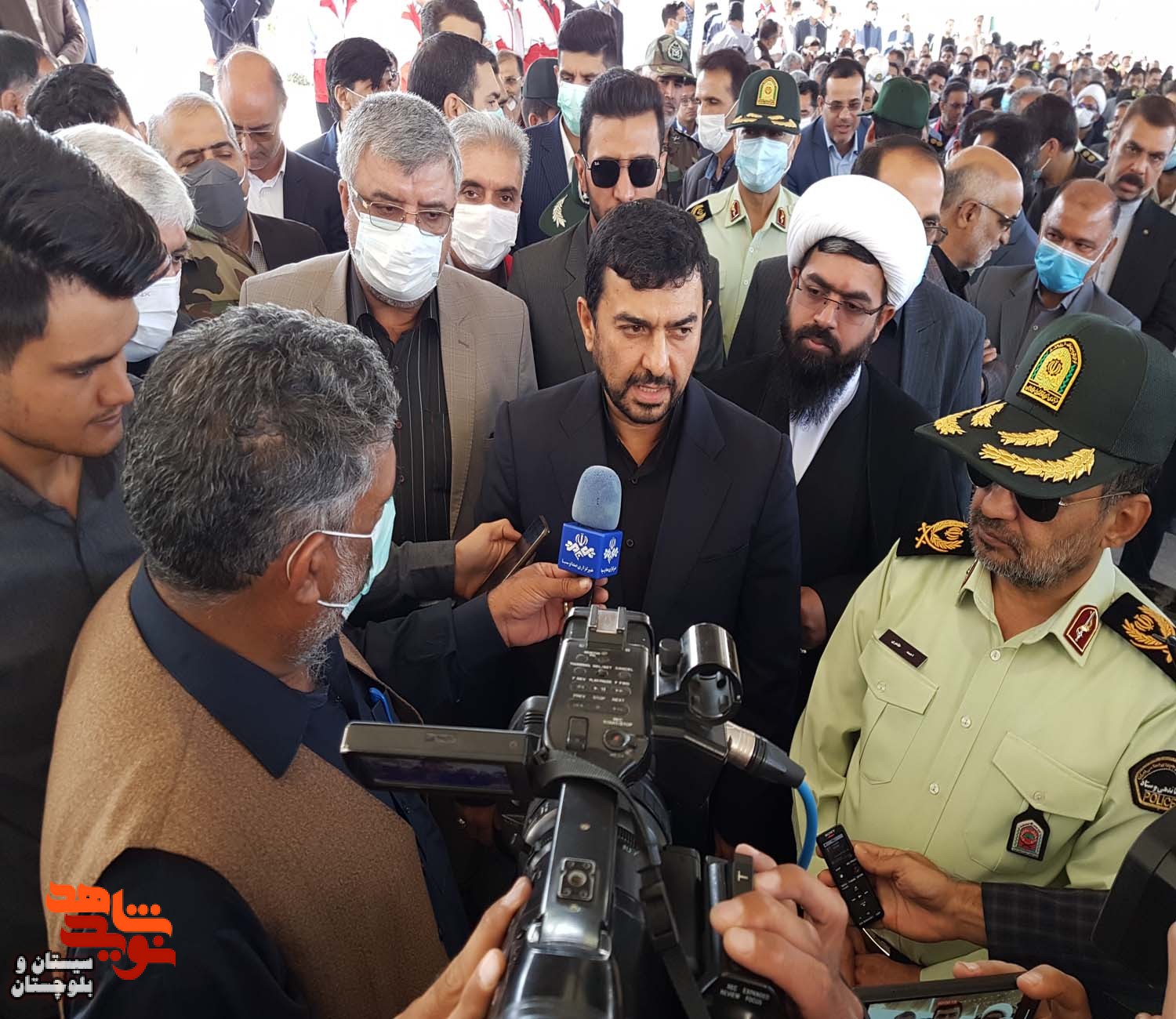 غبار روبی و عطر افشانی گلزار شهدای شهرستان زاهدان به مناسبت آغاز هفته دولت