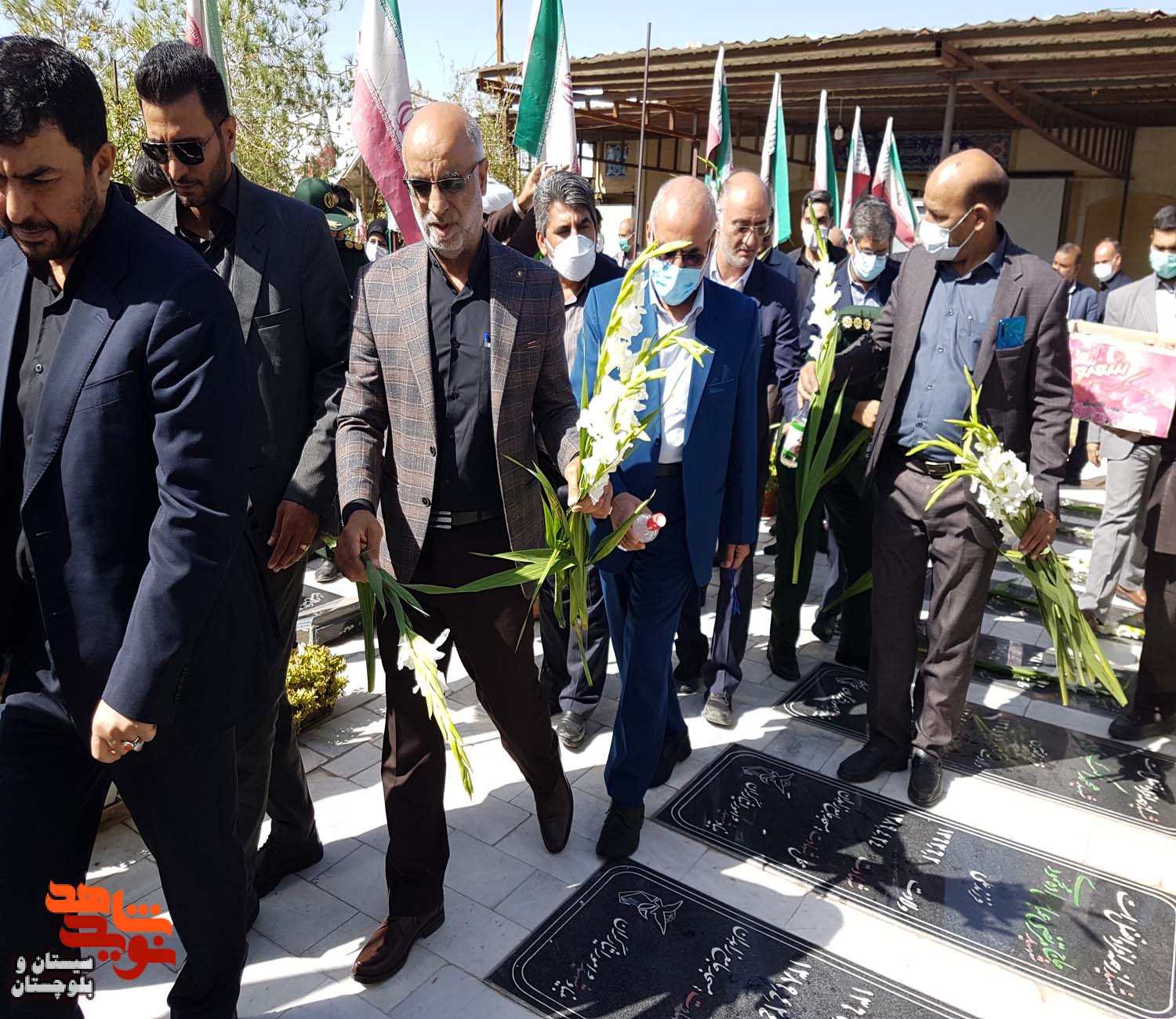 غبار روبی و عطر افشانی گلزار شهدای شهرستان زاهدان به مناسبت آغاز هفته دولت
