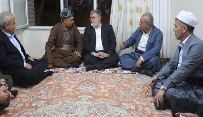 استاندار آذربایجانغربی با خانواده شهید محمدامین احمدی در مهاباد دیدار کرد استاندار آذربایجانغربی با خانواده شهید محمدامین احمدی در مهاباد دیدار کرد