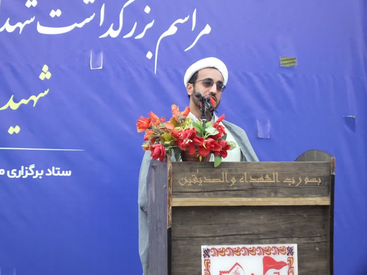 مراسم بزرگداشت شهدای حرم مطهر شاه چراغ و شهید دانش آموز علی اصغر گوئینی