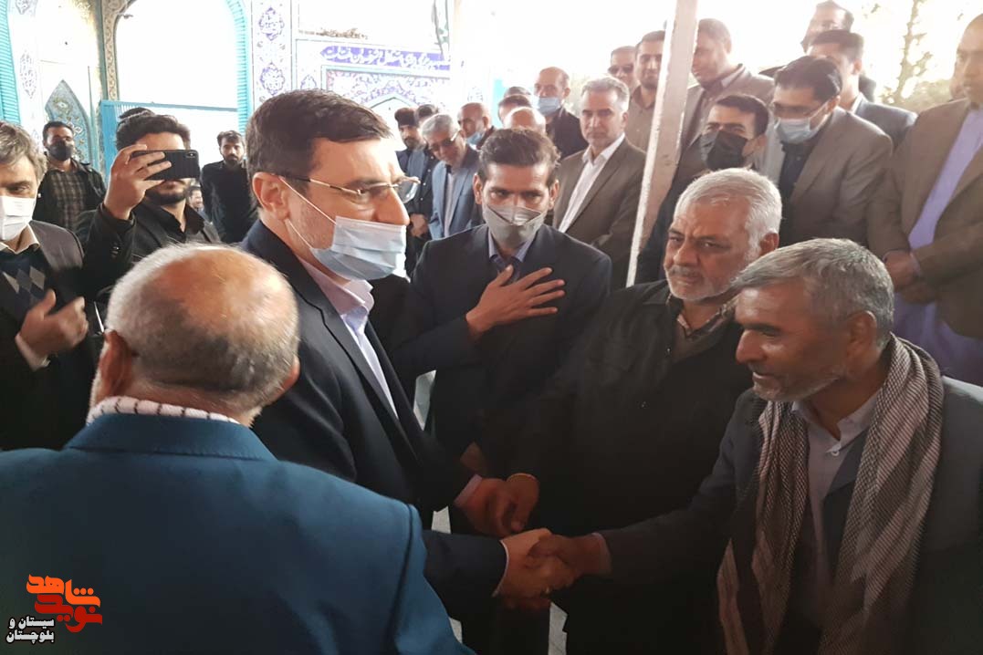غبار روبی و عطر افشانی قبور مطهر شهدای شهرستان زاهدان توسط دکتر سید امیرحسین قاضی‌زاده هاشمی معاون رئیس جمهور و رئیس بنیاد شهید و امور ایثارگران و جمعی از مسئولین استان انجام شد
