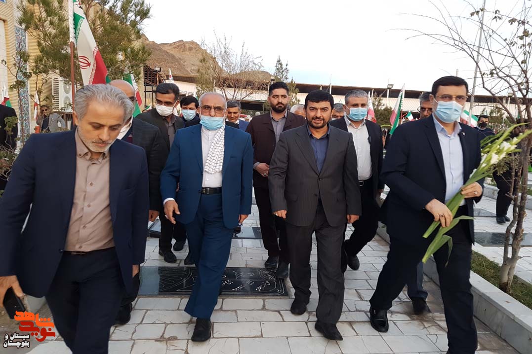 غبار روبی و عطر افشانی قبور مطهر شهدای شهرستان زاهدان توسط دکتر سید امیرحسین قاضی‌زاده هاشمی معاون رئیس جمهور و رئیس بنیاد شهید و امور ایثارگران و جمعی از مسئولین استان انجام شد