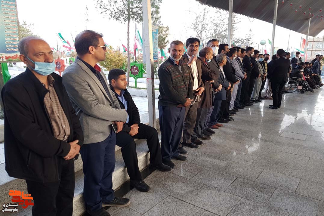 غبار روبی و عطر افشانی قبور مطهر شهدای شهرستان زاهدان توسط دکتر سید امیرحسین قاضی‌زاده هاشمی معاون رئیس جمهور و رئیس بنیاد شهید و امور ایثارگران و جمعی از مسئولین استان انجام شد