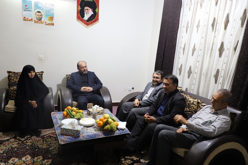 دیدار استاندار هرمزگان و مدیرکل بازرسی بنیاد با خانواده‌‌ شهید «پایان» در بندرعباس