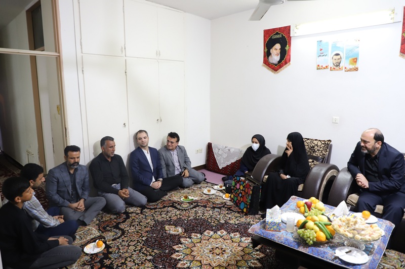 دیدار استاندار هرمزگان و مدیرکل بازرسی بنیاد با خانواده‌‌ شهید «پایان» در بندرعباس