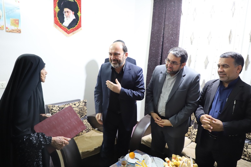 دیدار استاندار هرمزگان و مدیرکل بازرسی بنیاد با خانواده‌‌ شهید «پایان» در بندرعباس