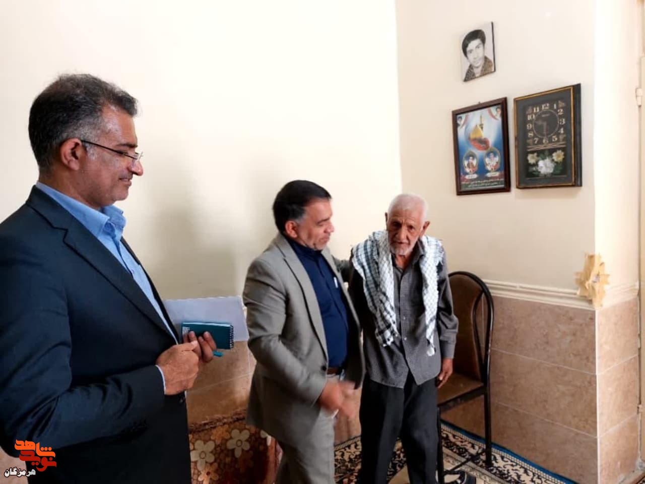 دیدار مدیرکل بنیاد هرمزگان با 16 والدین معظم شهید در بندرعباس