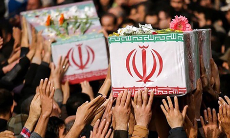 شهیدان «اکبر مهری و بهمن بابایی» بر روی دستان مردم اصفهان تشییع می شوند