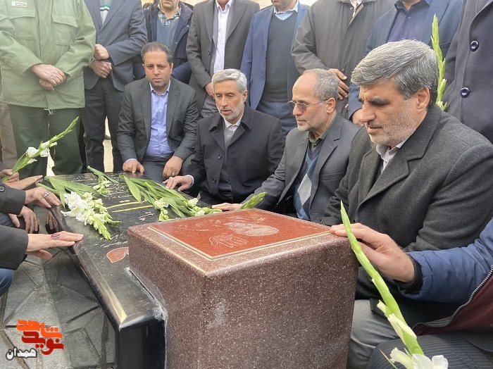 گزارش تصویری| عطرافشانی گلزار شهدا به مناسبت دهه فجر