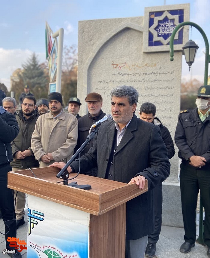 گزارش تصویری| عطرافشانی گلزار شهدا به مناسبت دهه فجر