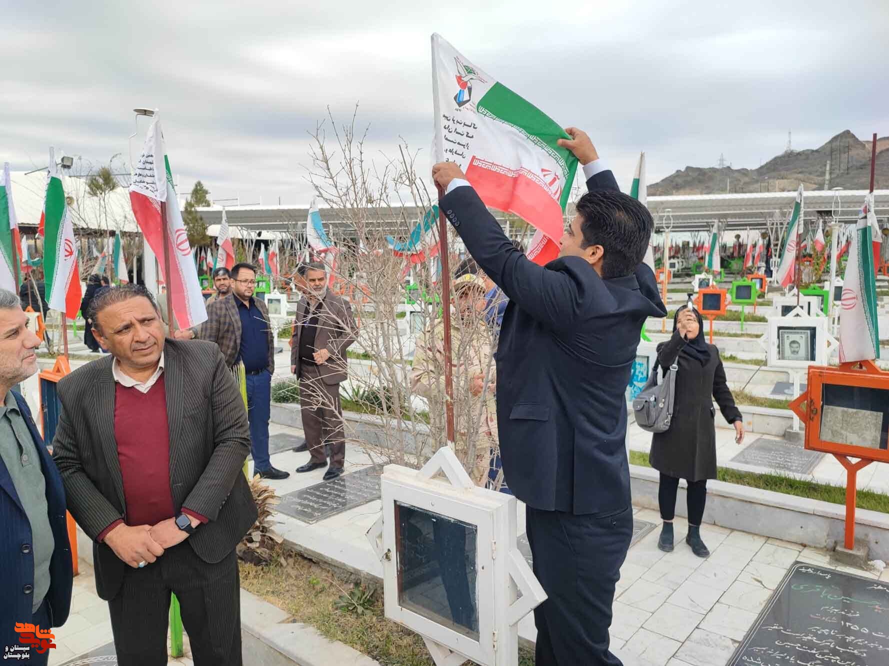 تعویض پرچم های مزار شهدای استان سیستان و بلوچستان در آستانه دهه فجر