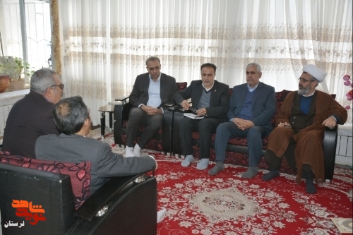 دیدار مدیرکل بنیاد شهید لرستان با خانواده شهید و جانباز دوران انقلاب