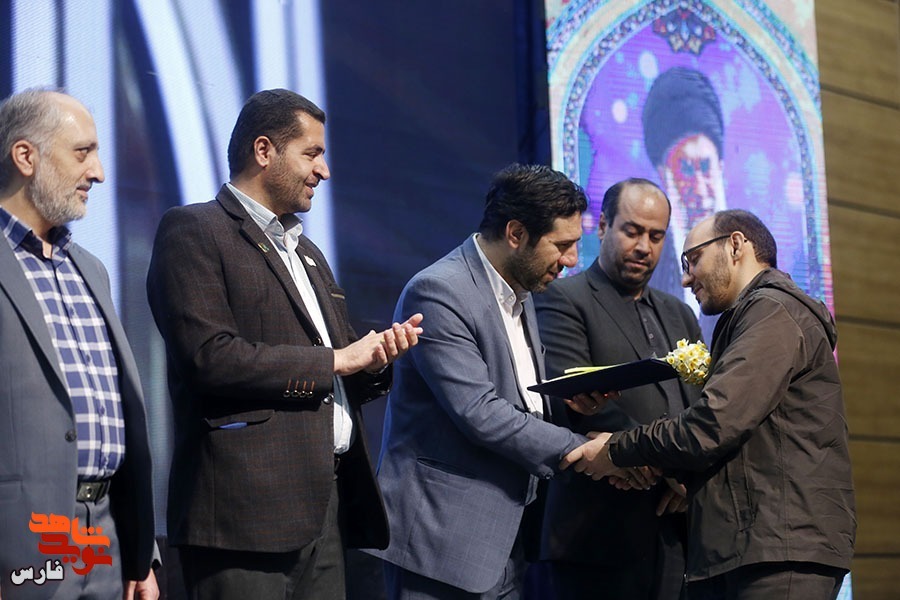 هشتمین کنگره بین المللی شعر ایثار با معرفی نفرات برتر به کار خود پایان داد