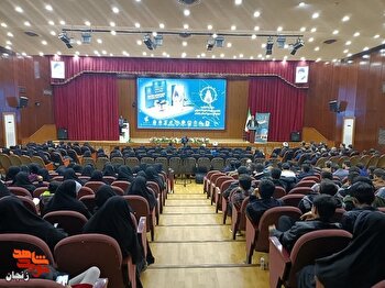 باید قبل از دشمن بر سکوی افتخار بایستیم