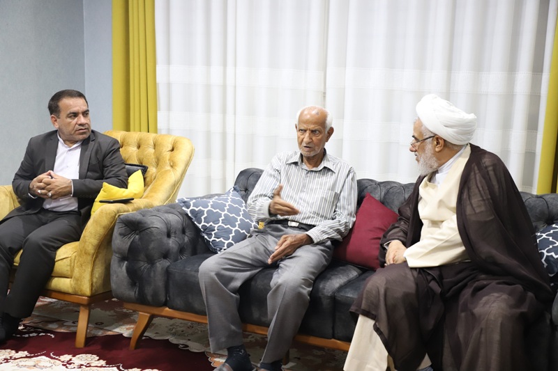 دیدار نماینده ولی فقیه در استان هرمزگان با دو خانواده شاهد و ایثارگر دیدار نماینده ولی فقیه در استان هرمزگان با دو خانواده شاهد و ایثارگر