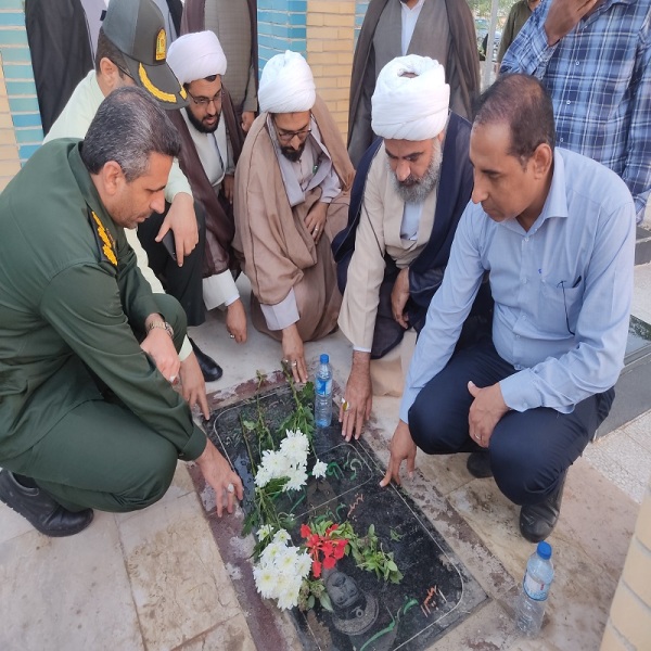 برگزاری مراسم شهدای اردیبهشت‌ماه کشوری در گلزار شهدای کوی مینابی بندرلنگه