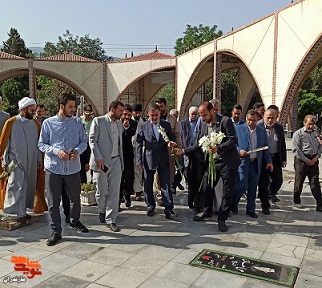 گزارش تصویری/ غبارروبی و عطرافشانی گلزار شهدای۳۲۵ آلاله بهشهر