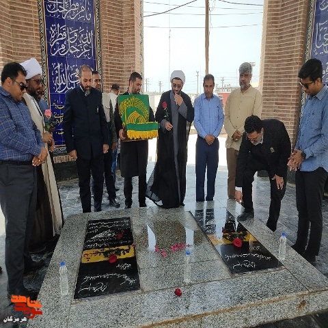 عطر افشانی و غباروبی گلزار شهدای گمنام شهرستان بندرلنگه