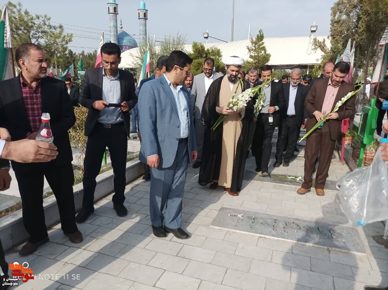 غبارروبی و عطر افشانی گلزار شهدای زاهدان