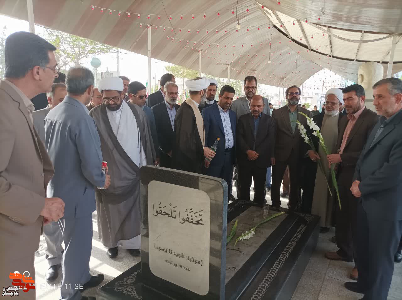 غبارروبی و عطر افشانی گلزار شهدای زاهدان