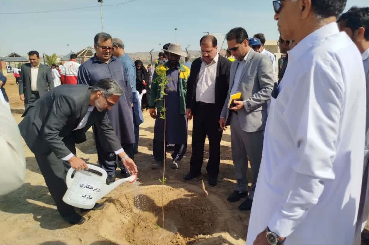 مراسم روز درختکاری و کاشت ۴۲ درخت به یاد شهدا