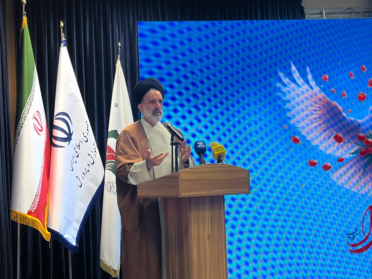 مراسم سراسری تجلیل از خانواده معظم شهدا در آموزش و پرورش برگزار شد