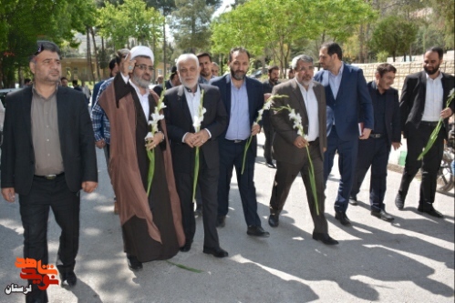 ادای احترام استاندار جدید لرستان به مقام شهدا